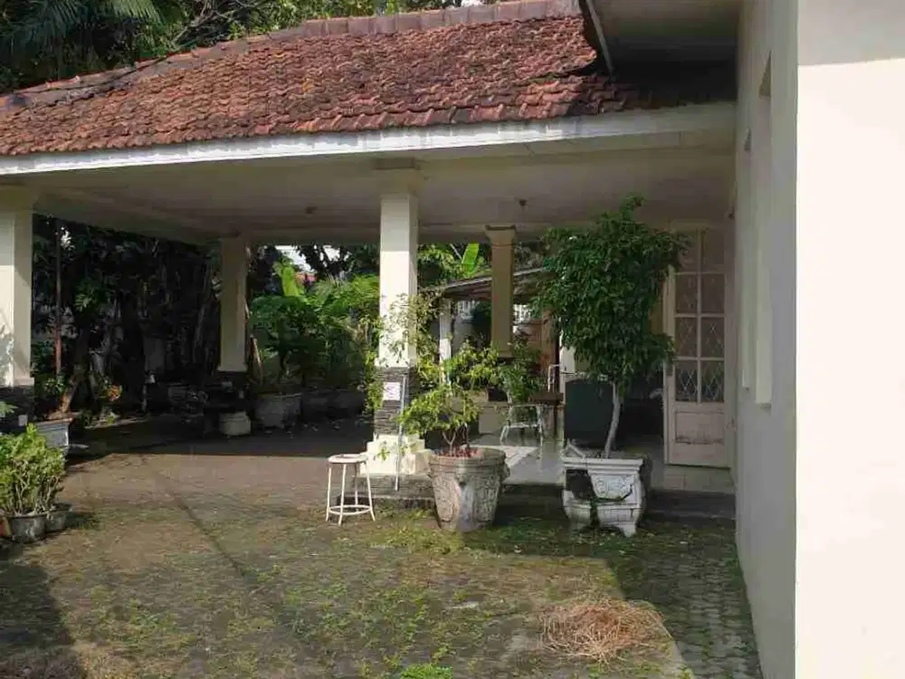 Dijual cepat rumah lama kokoh di jln utama di Menteng
