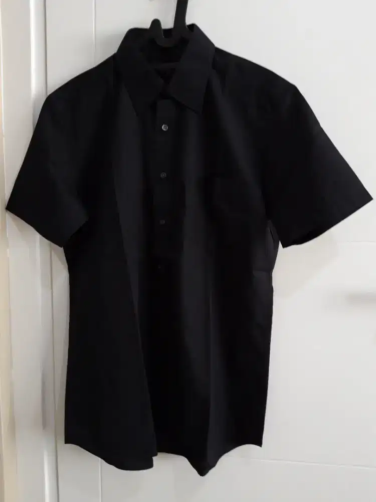 KEMEJA LENGAN PENDEK.