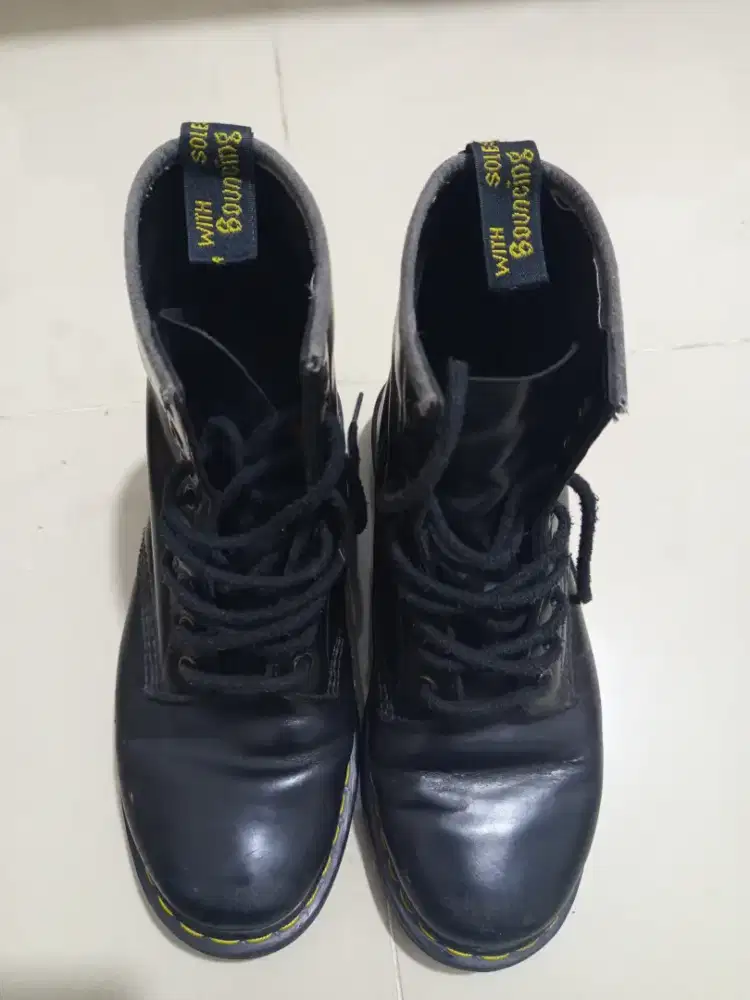 sepatu bot Dr. Martens 1460
