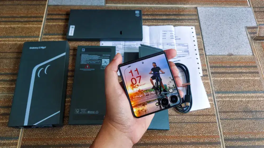 Samsung Z Flip 7 5G 12/512 JetBlack Fullset Resmi SEIN