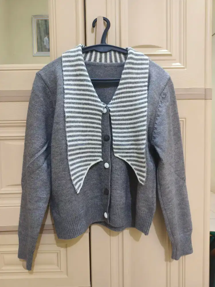 Kardigan abu abu