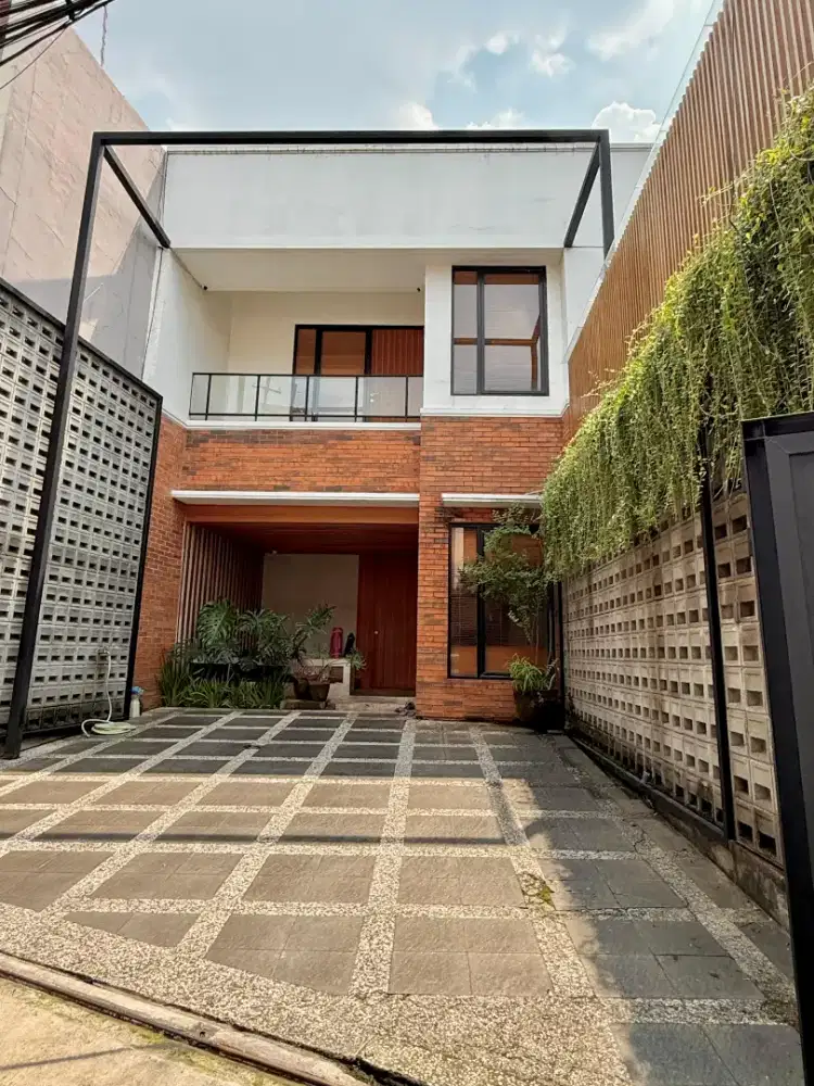 Dijual rumah bertema industrial 2 lantai daerah Pejaten