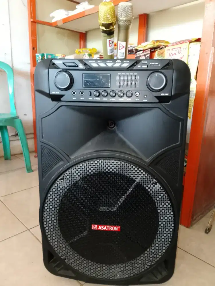 Soundspeakers komplit buat karaoke, jarang di pake juga