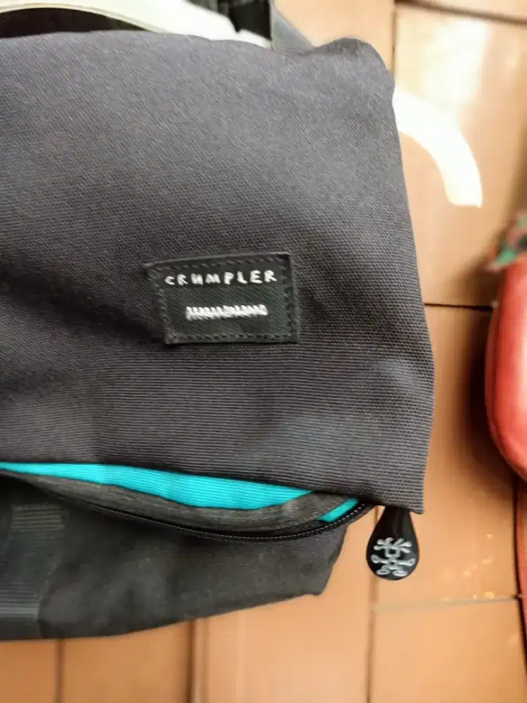 Tas crumpler selempang laptop