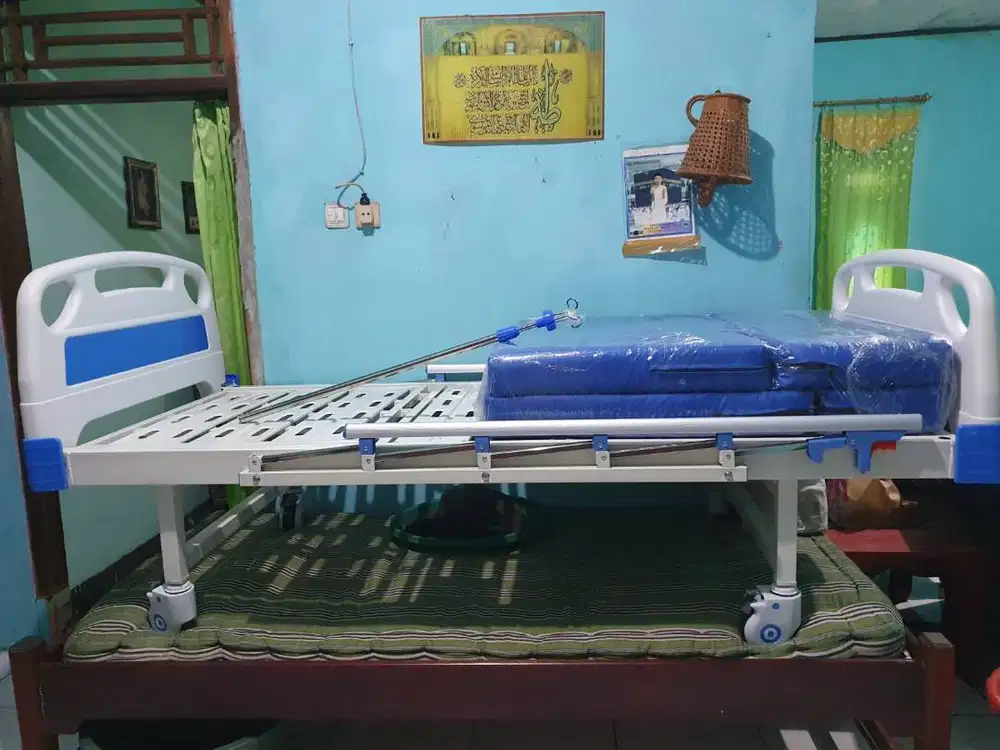 Ranjang + kasur rumah sakit merek Sella, engkol 1