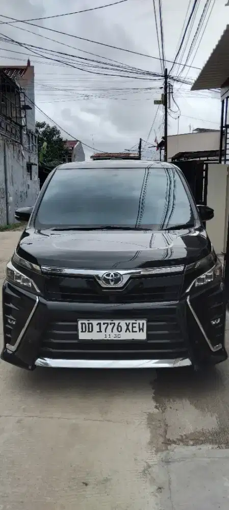 Toyota Voxy 2.0 Hitam