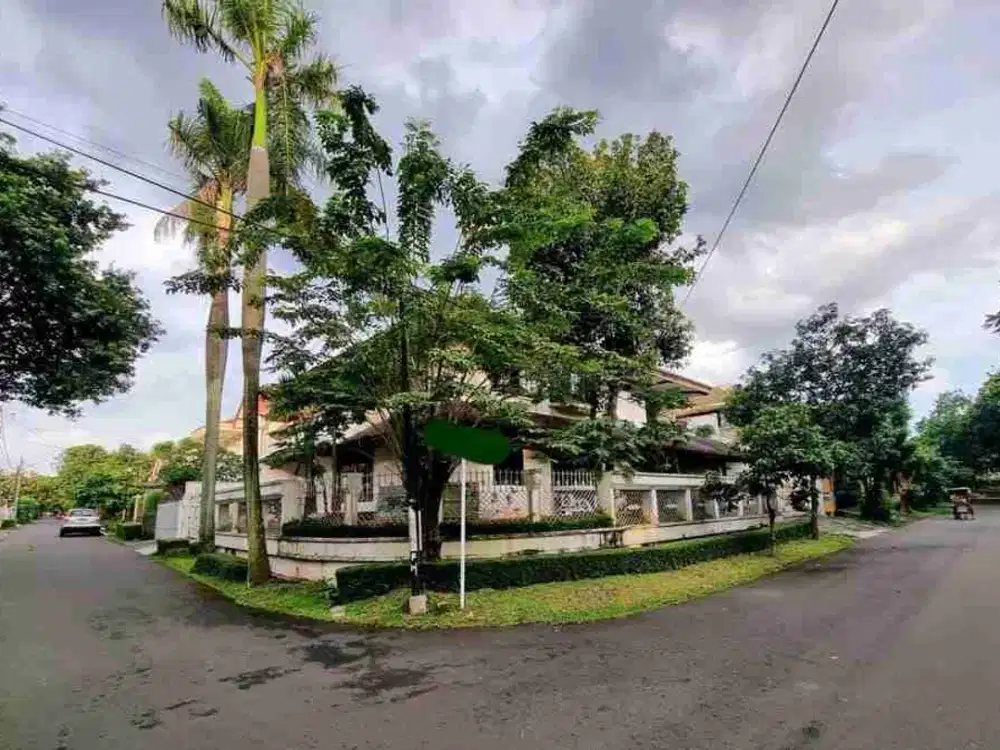 Rumah dengan tanah luas posisi di hook strategis di Bintaro Sektor 1