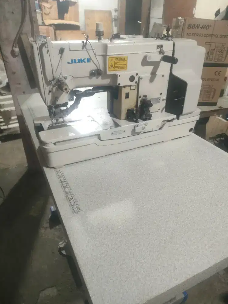 Mesin lubang kancing juki