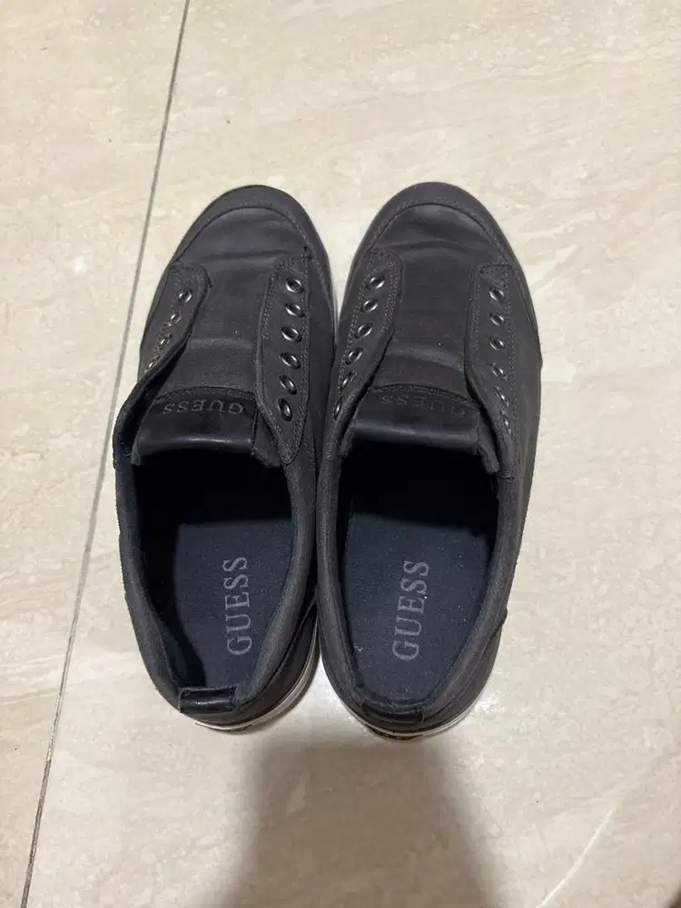Sepatu pria guess