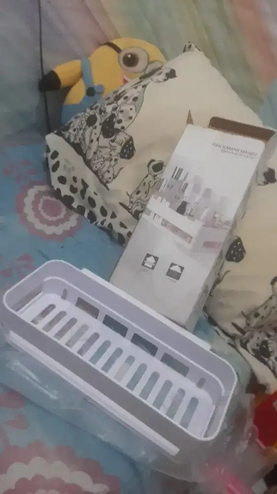 Rak dinding kamar mandi