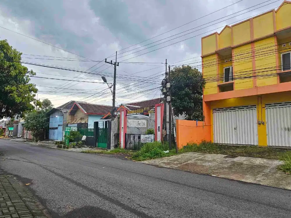 ruko 2 lt siap jalan usaha di jl raya jembawan sawojajar dekat SPBU sulfat. Jalan lebar