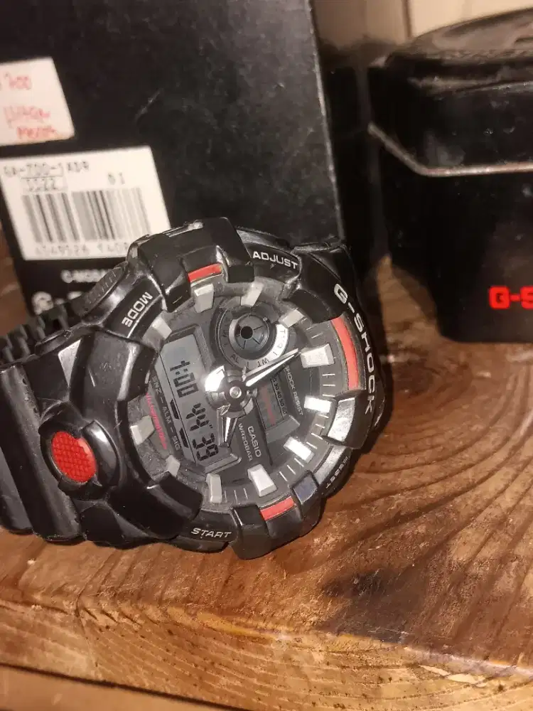 G-SHOCK GA 700 warna merah hitam. kondisi sangat baik