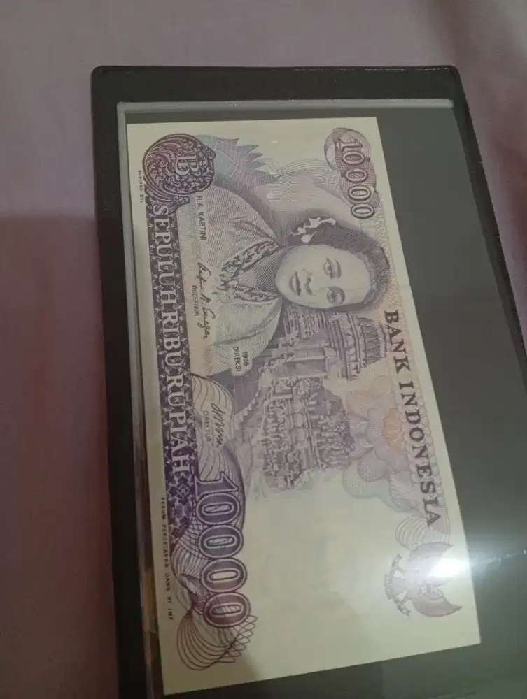 Di jual uang kertas Kartini pecahan sepuluh ribu rupiah
