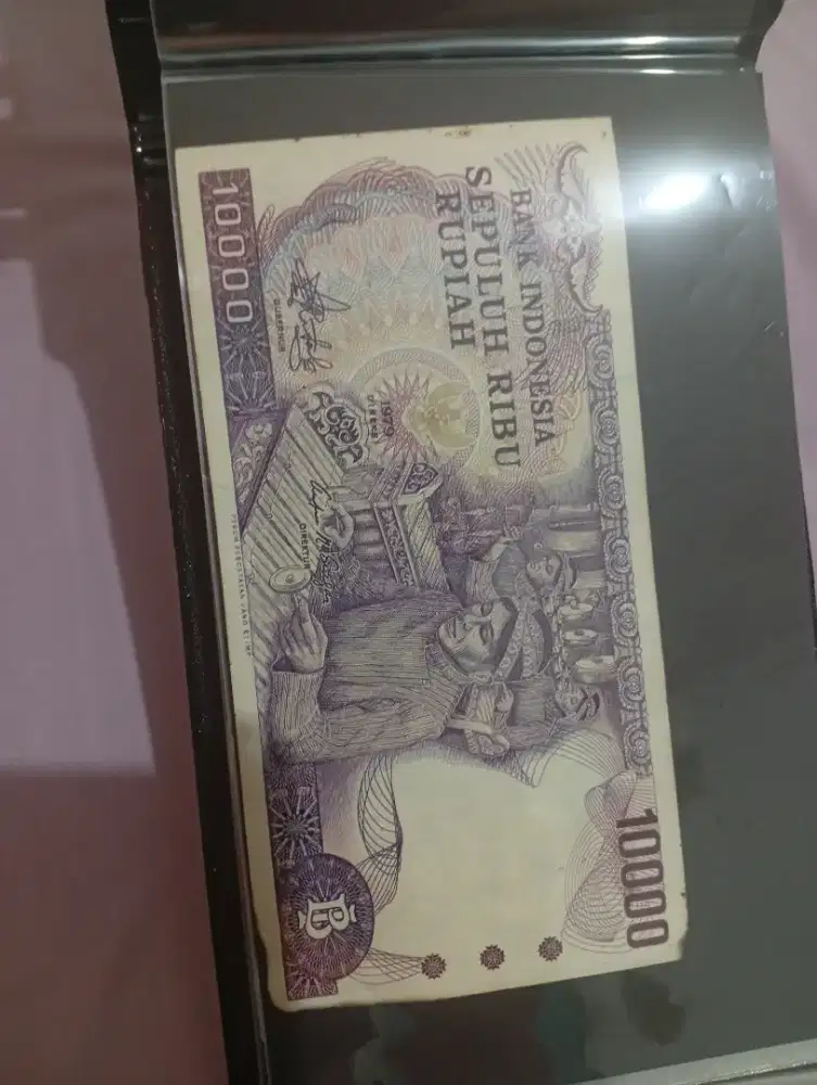 Di jual uang kertas angklung pecahan sepuluh ribu rupiah