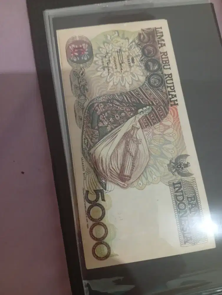 Di jual uang kertas sasando pecahan lima ribu rupiah