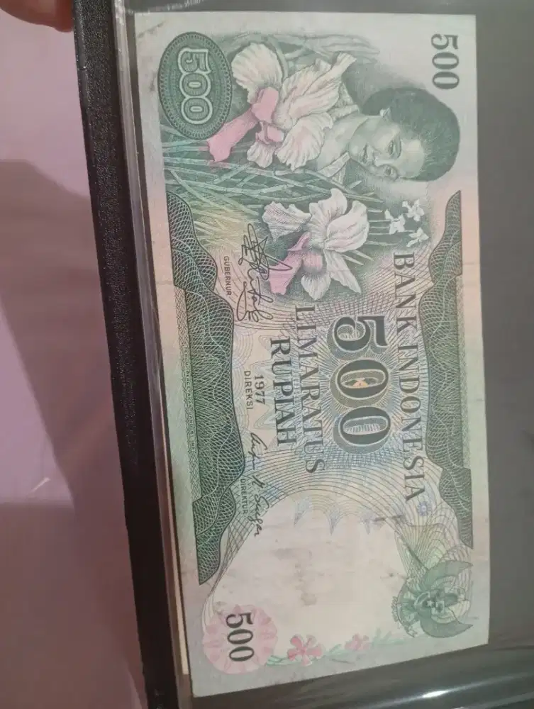 Di jual uang kertas ibu konde pecahan lima ratus rupiah