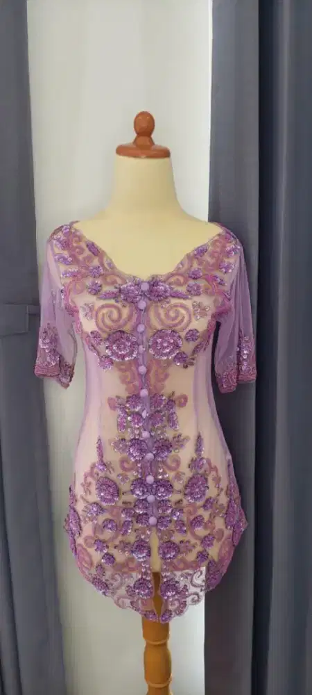 Kebaya lengan pendek ungu