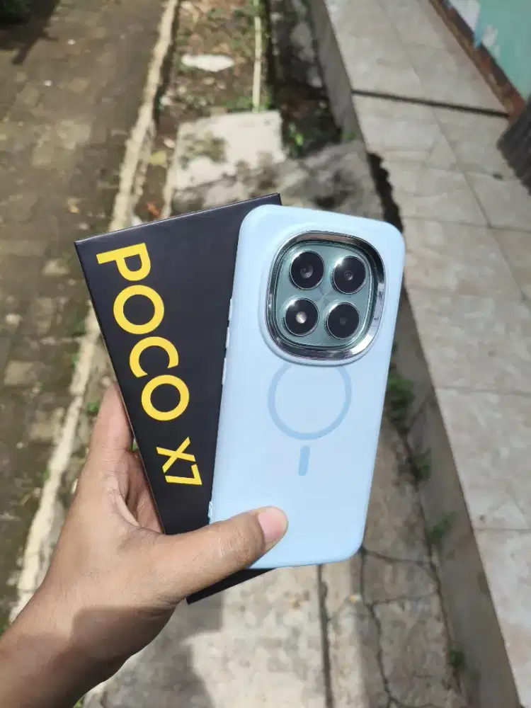 -Layar 6'67    Amoled Edge screen 
-Aktivasi Desember 2025
-HB 100%