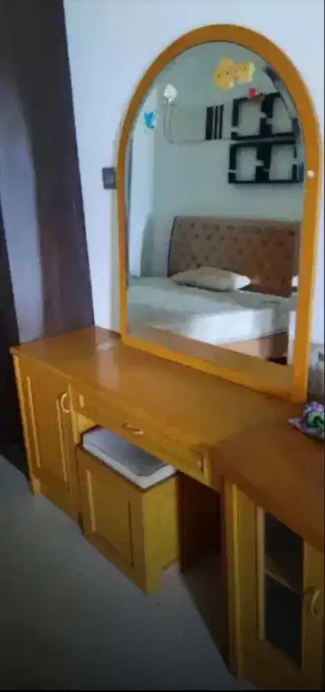 Jual murah meja rias bekas seperti foto udh+kursi,harga 1,6jt bs nego