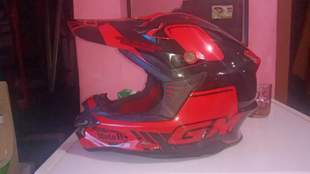 Helm GM MOTO 1 TRIEL..