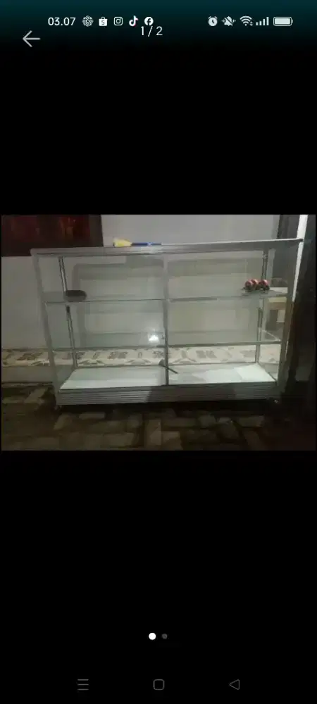 Etalase kokoh untuk dagang