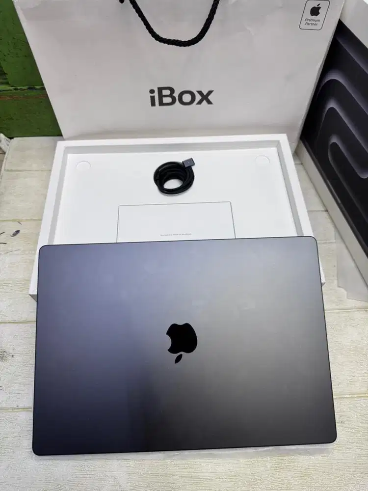 (Ibox) Macbook pro M4 Max 16-inch 48GB/1TB garansi resmi on sept2026
