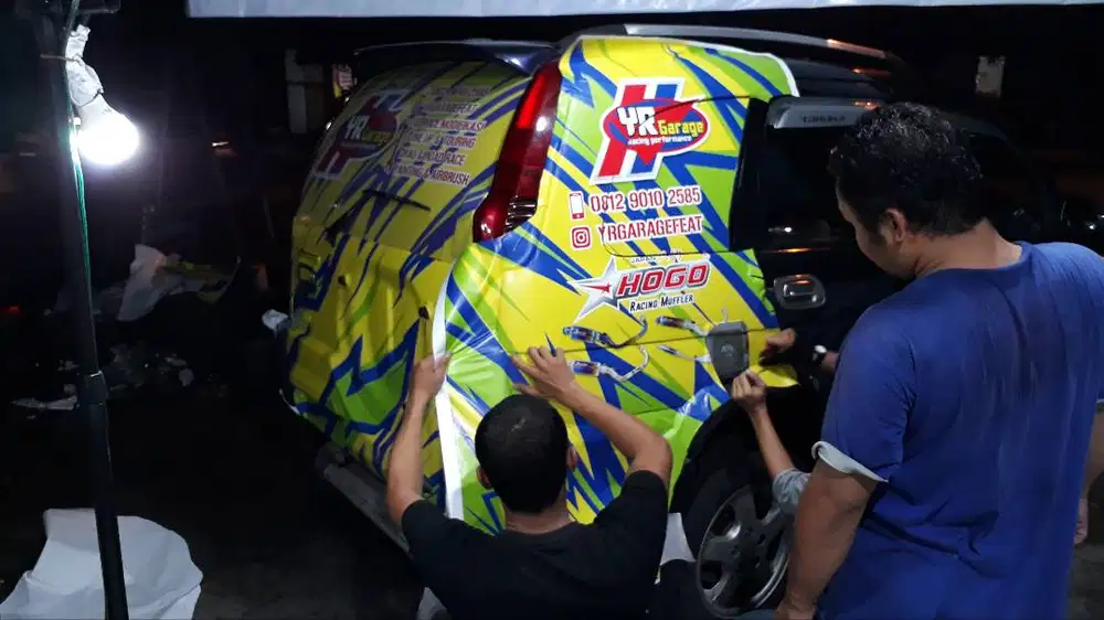 Branding Mobil Printing sticker logo stiker cuting tulisan promosi