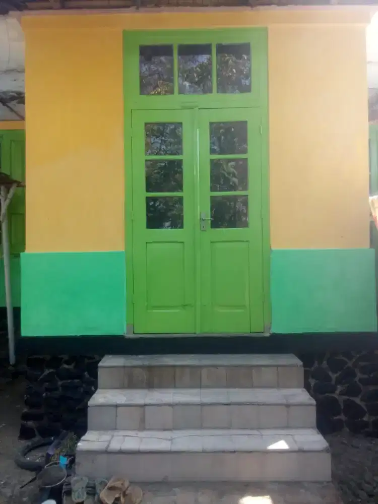 Rumah Klasik ditepi jalan aspal kawasan wisata Ponggok
