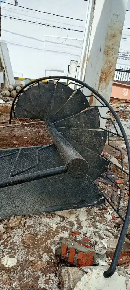 Tangga putar besi tebal tinggi 4 mtr