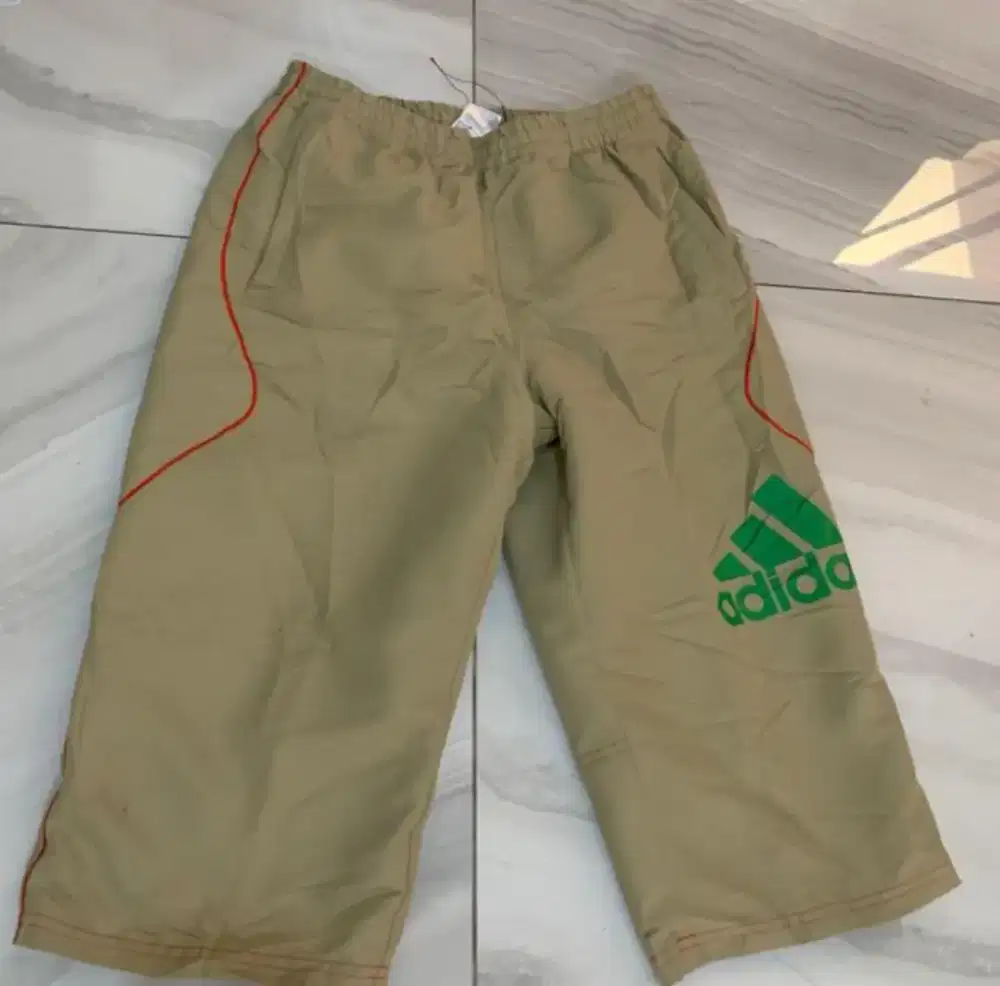 Celana Pendek Adidas !