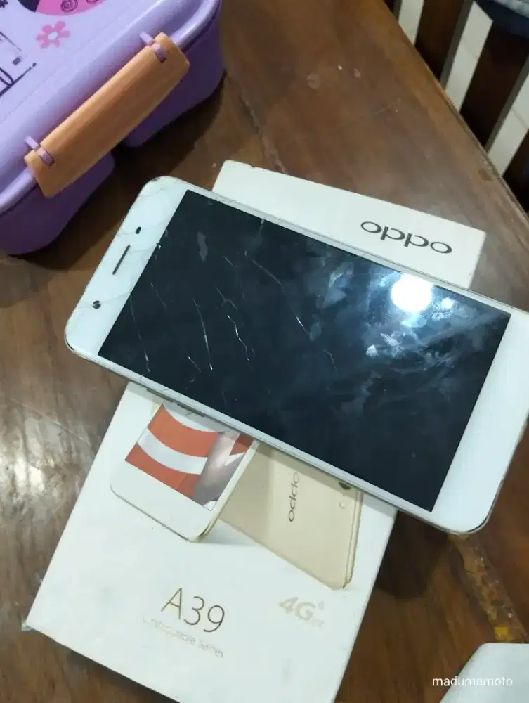 Oppo A39 retak layar, tapi masih bandel