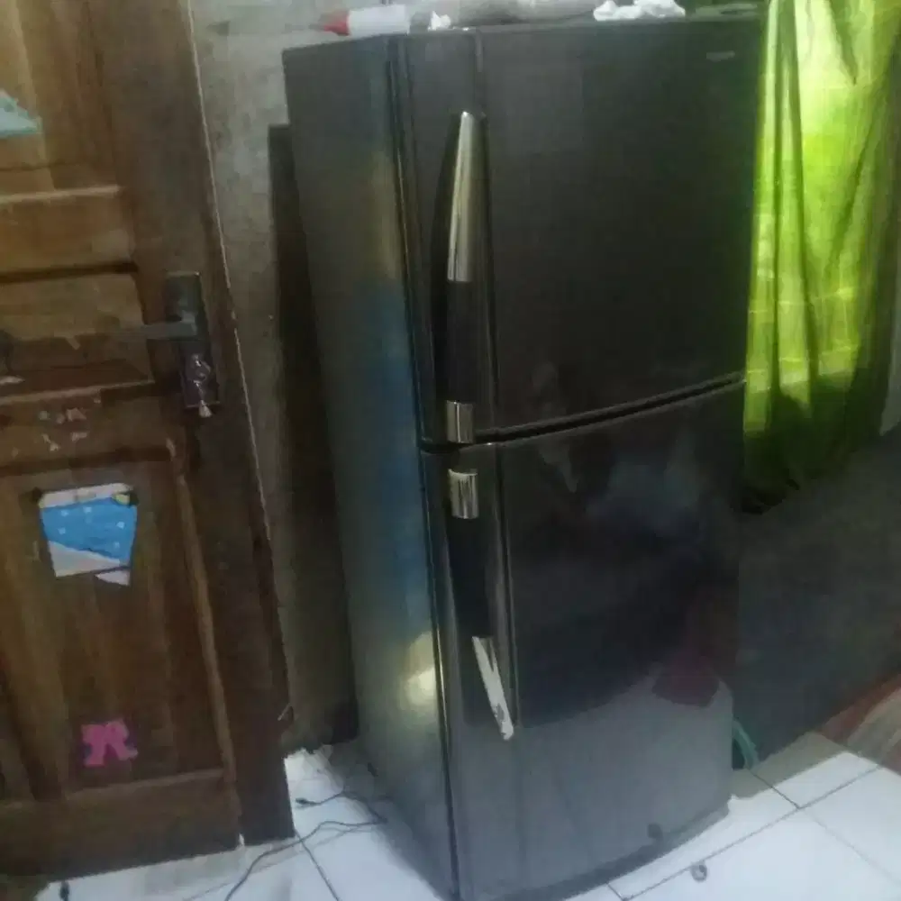 kulkas 2 pintu sharp normal terawat