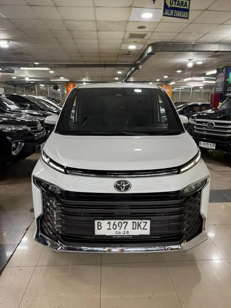 Km 20rb Toyota VOXY 2023 antik