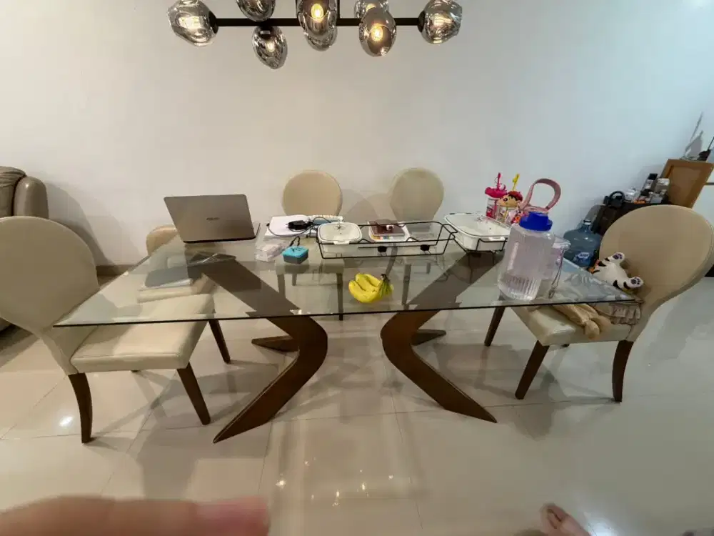 Dijual meja makan +sofa cheers.