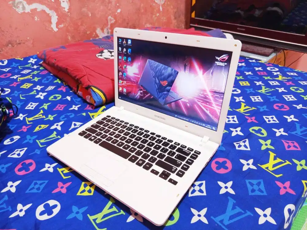Laptop Samsung NP270 AMD E1| RAM 4GB | HDD| Siap Kerja & Sekolah