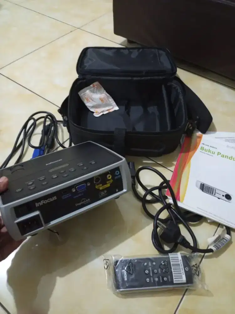 Proyektor infokus w1100