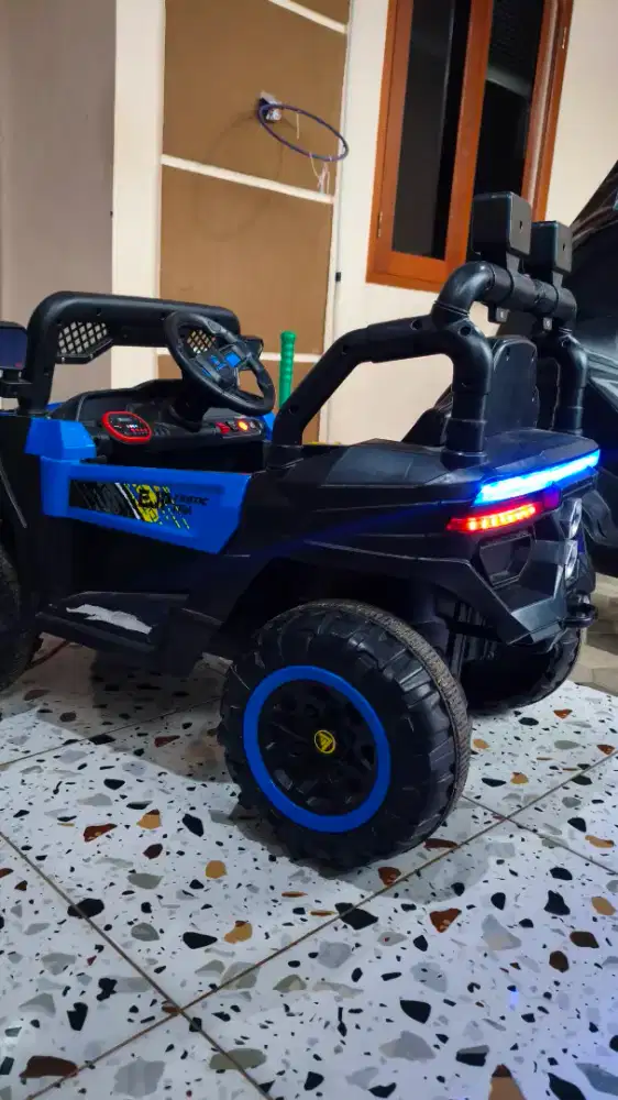 Mobil aki anak model jeep