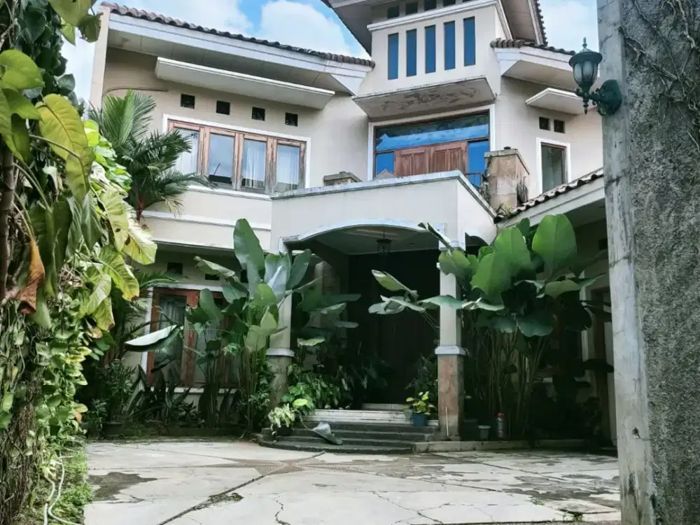 rumah terawat halaman luas lokasi di lebak bulus jakarta selatan