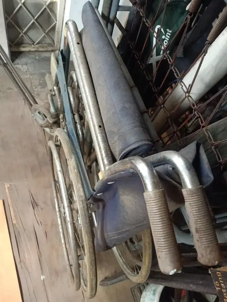 Kursi roda karet ban rusak