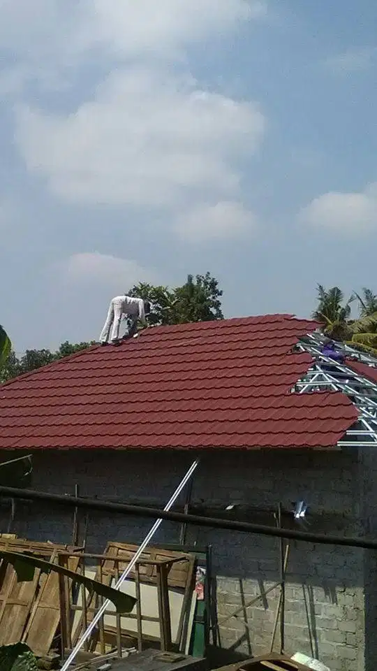 Bongkar Renovasi Atap Lapuk Dengan Baja Ringan Kokoh dan Berkualitas
