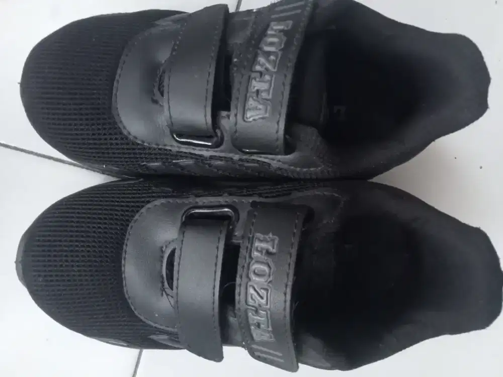 Sepatu anak sekolah