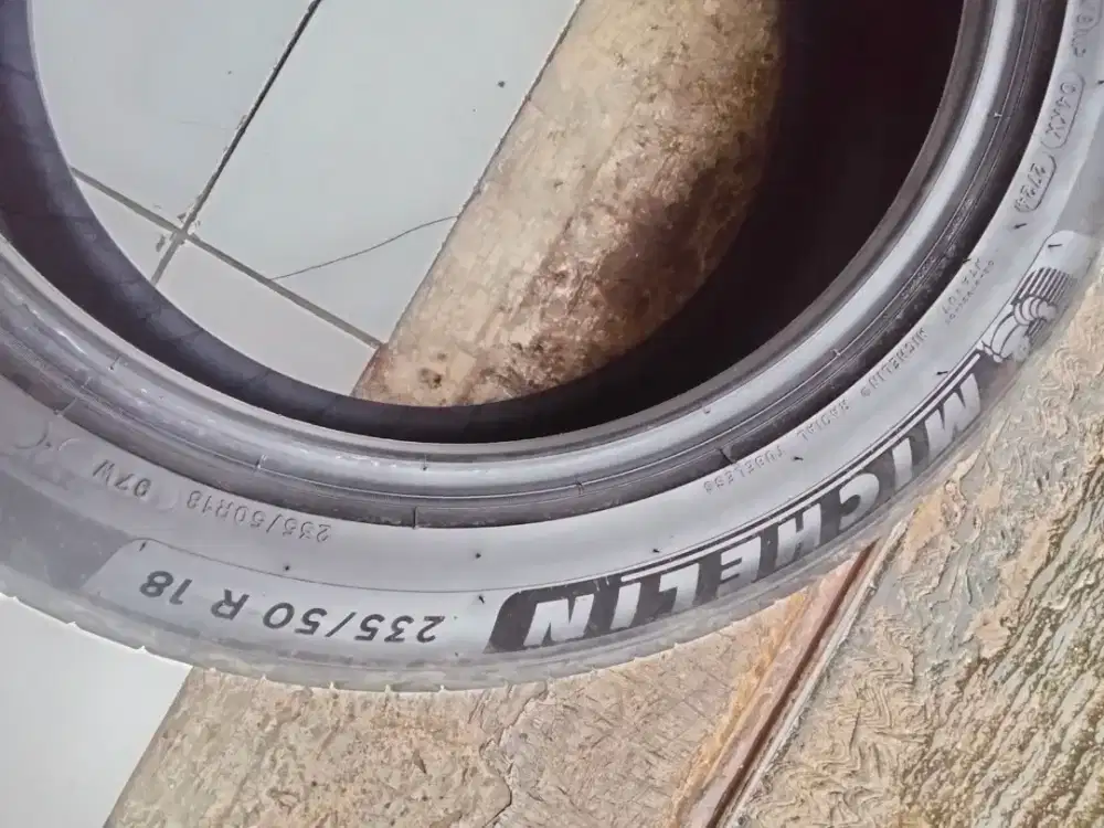 235/50-18 Michelin