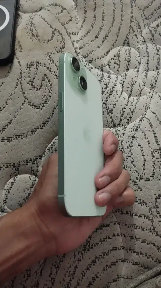 Iphone 15 green