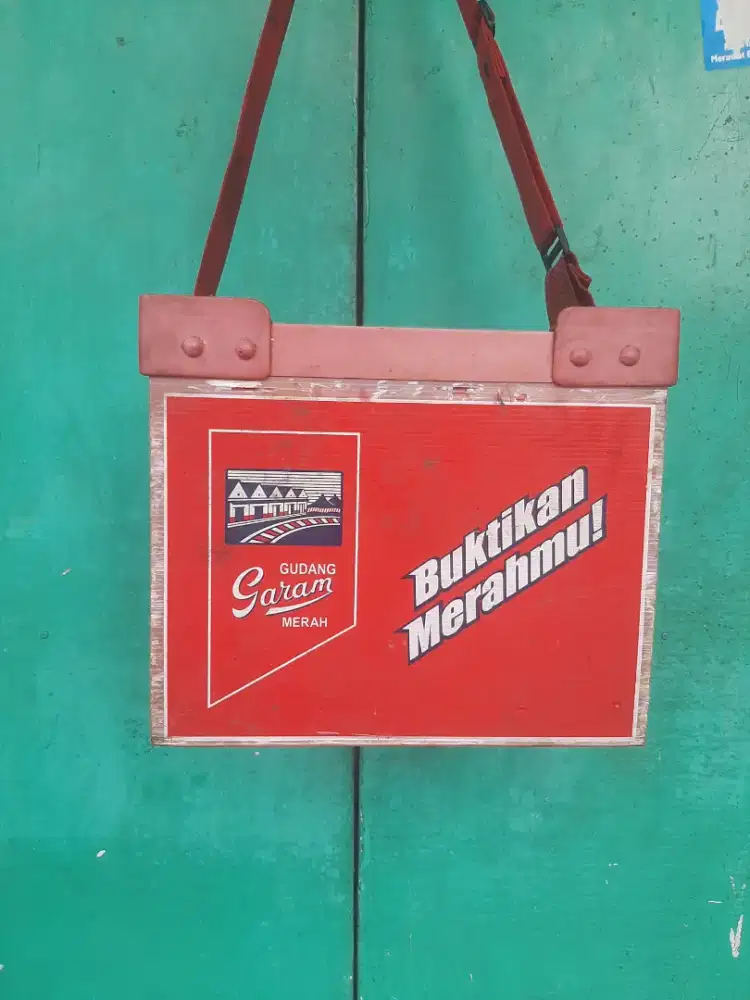 Box vintage gudang garam merah