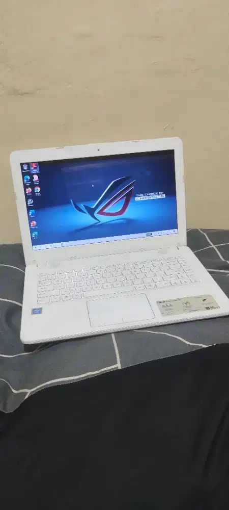 dijual laptop Asus Vivobook Intel Ram 4GB Hardis 500gb layar 14in