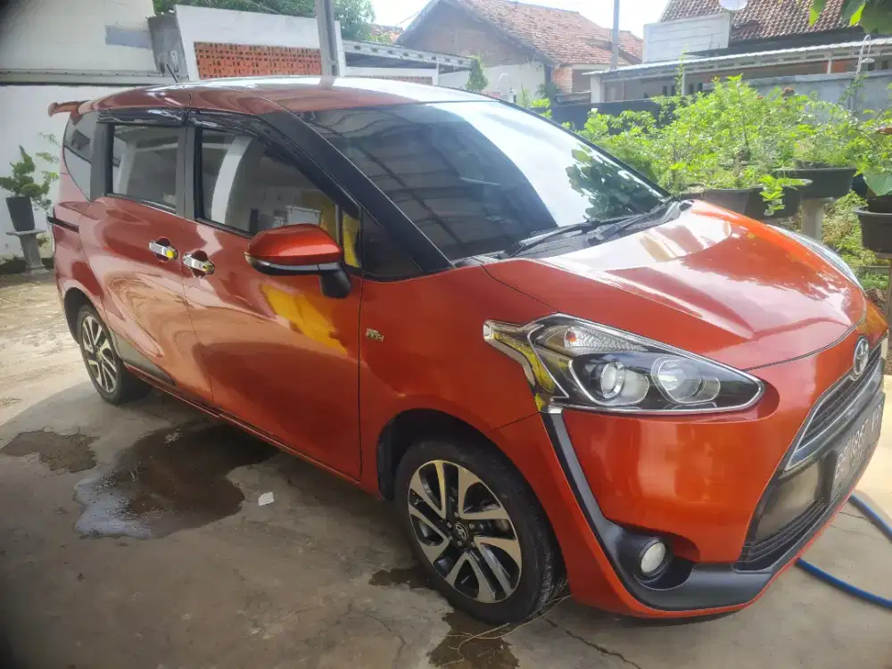 TOYOTA SIENTA 1.5 V MT