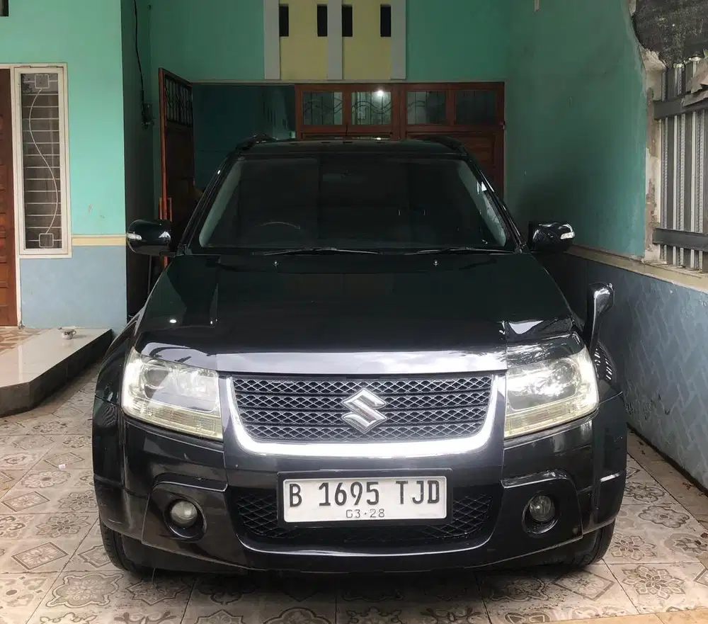 suzuki grand vitara 2.0 hitam 2012