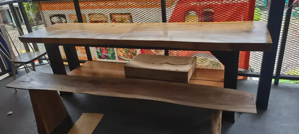 Dijual cepat 2 set meja kayu trenbesi