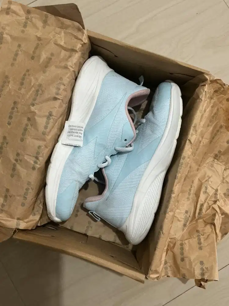 sepatu olahraga diadora size 37