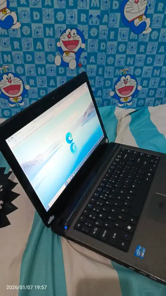 Laptop Accer Core i5 batre tahan 2-3 jam